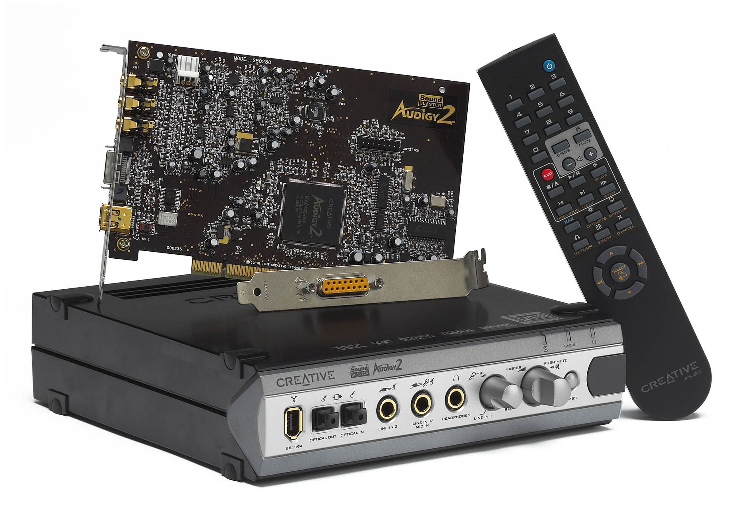 Gambar kartu suara Audigy 2 ZS Platinum Pro dengan kotak luar dan remote control.