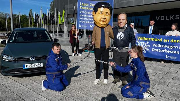 Pengunjuk rasa mengganggu pertemuan pemegang saham Volkswagen atas dugaan kerja paksa Uyghur  — warungku

 – Warungku Terkini
