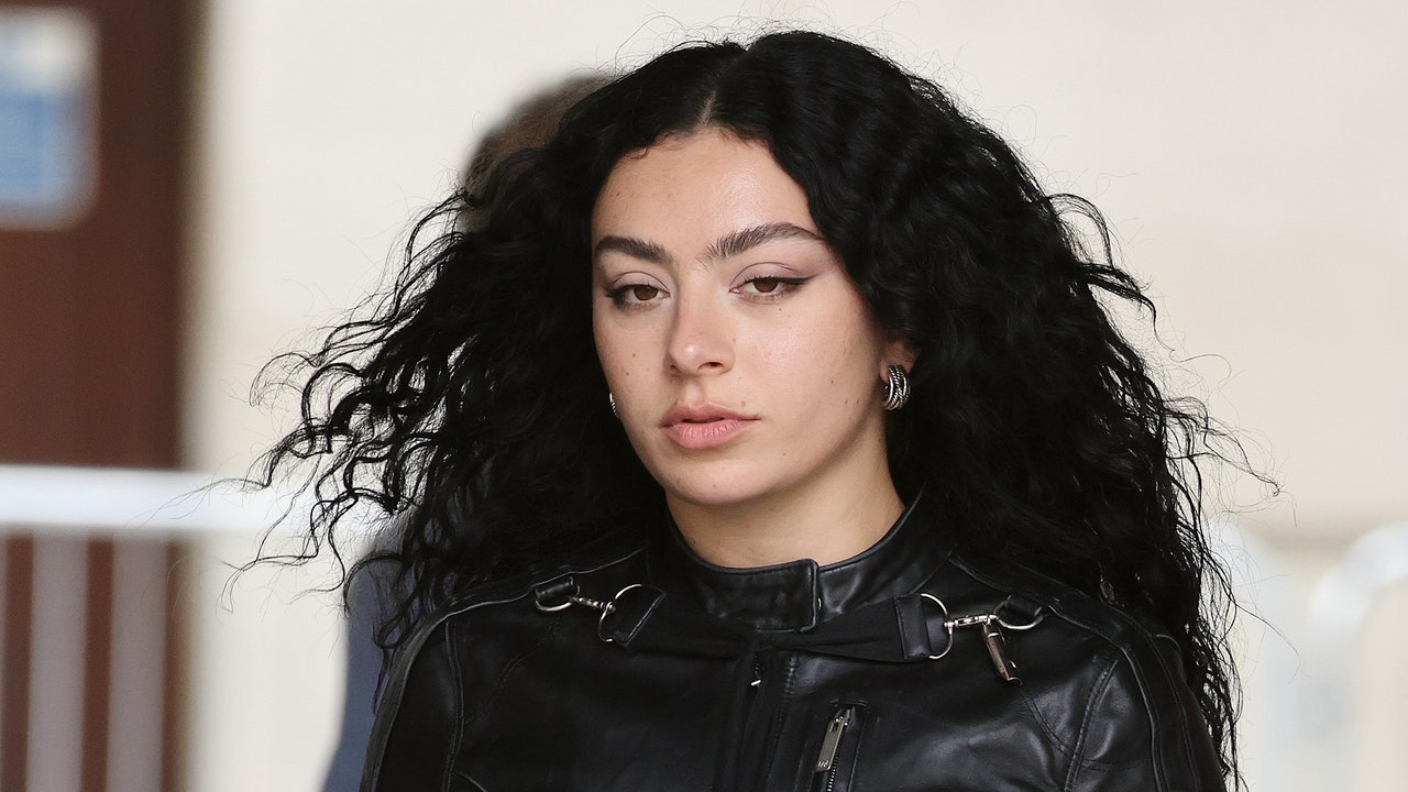 Charli XCX Releases Deluxe Edition of Brat: Listen – Warungku Terkini